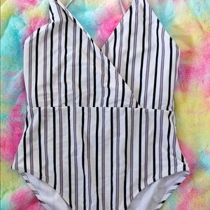 Striped V-neck one piece😍